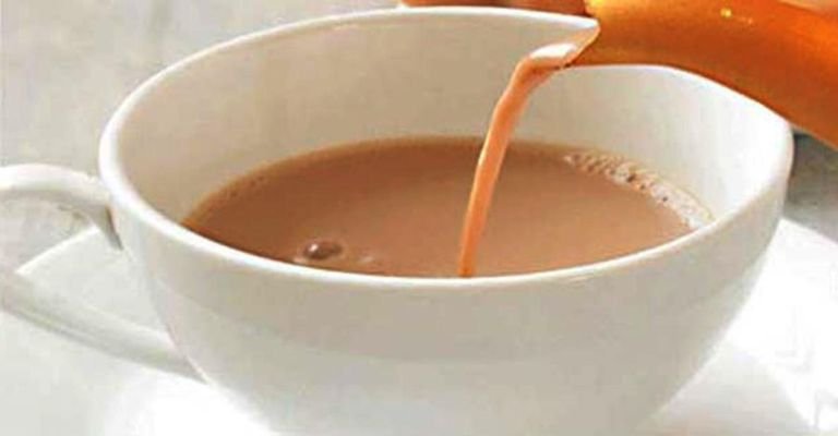 अगर आप भी सुबह खाली पेट चाय पीते हैं तो इस खबर को एक बार जरूर पढ़ें
