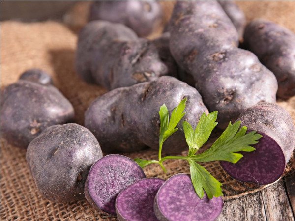 बैंगनी आलू खाने के फायदे, जवां बनाए और कैंसर दूर भगाए | The Benefits of Purple Potatoes - Hindi Boldsky
