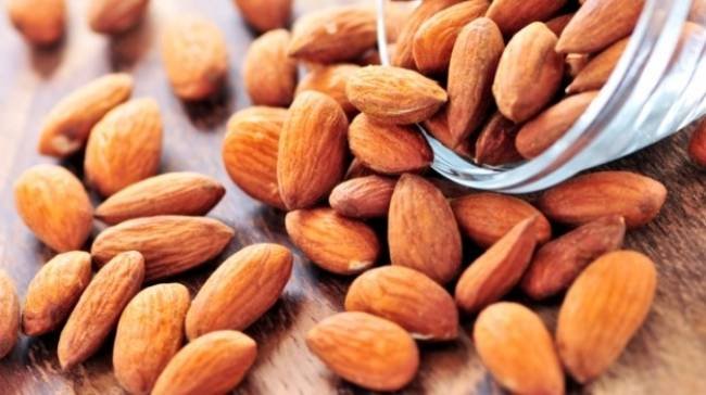 जानें, बादाम के साथ ठंडा पानी पीने के फायदे? - health benefits of cold water and almond - AajTak