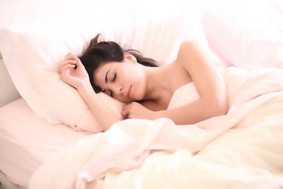 Benefit Of Sleeping Without Cloth - बिना कपड़ों के सोने से होते है ये 5 फायदे, चौथा फायदा जानकर उड़ जायेगे आपके होश | Patrika News