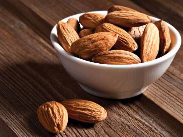 गर्मियों में बादाम खाना चाहिए या नहीं, जानें किन बातों का ध्यान रखना चाहिए | Eating Almonds In Summer is Good for Health? - Hindi Boldsky