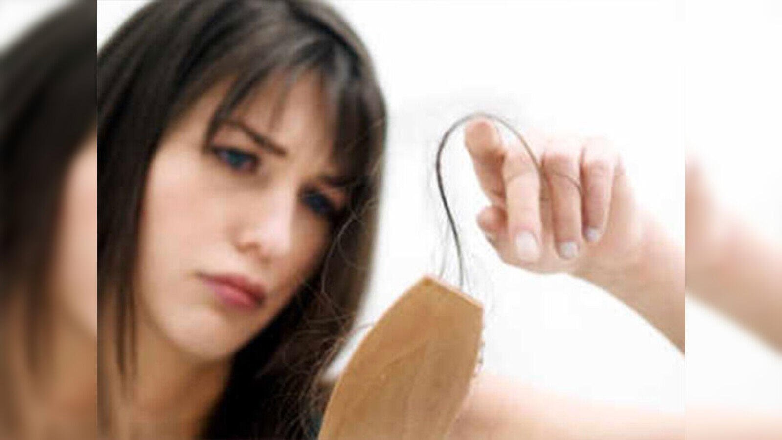 Baal jhadne ke upay: Hair fall treatment at home: घरेलू उपाय अपनाकर रोक सकते हैं बालों का गिरना | Navbharat Times - Navbharat Times