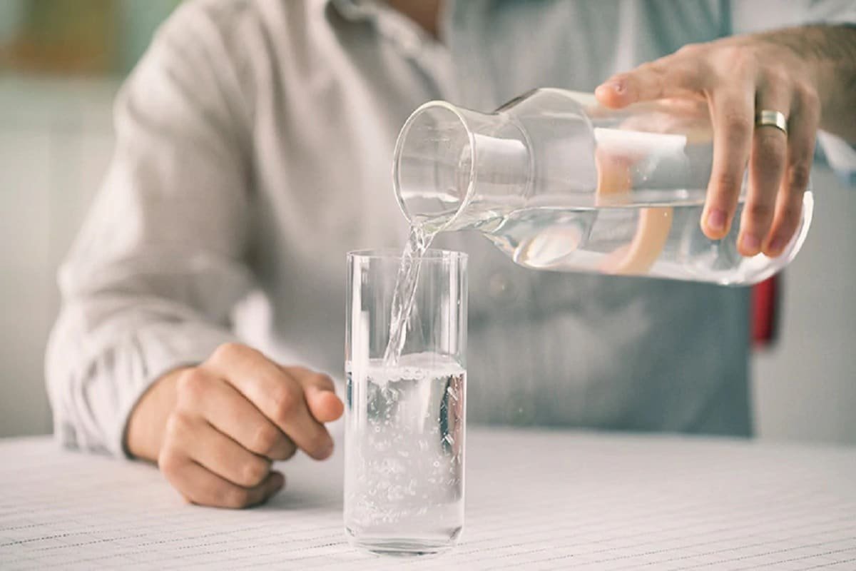 खाने के तुरंत बाद पीते हैं पानी तो हो सकता है ये नुकसान, जानिए कैसे drink water immediately after meal is unhealthy - News18 हिंदी